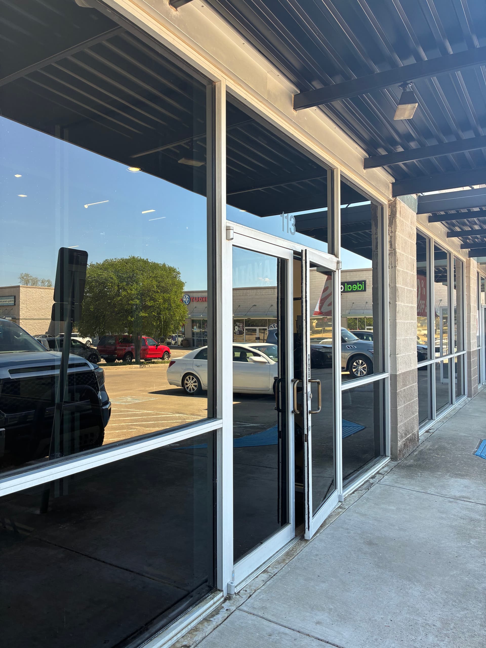 Gallery photos for Spotless Shine for Santana Co. Studio's New Location: Image #1